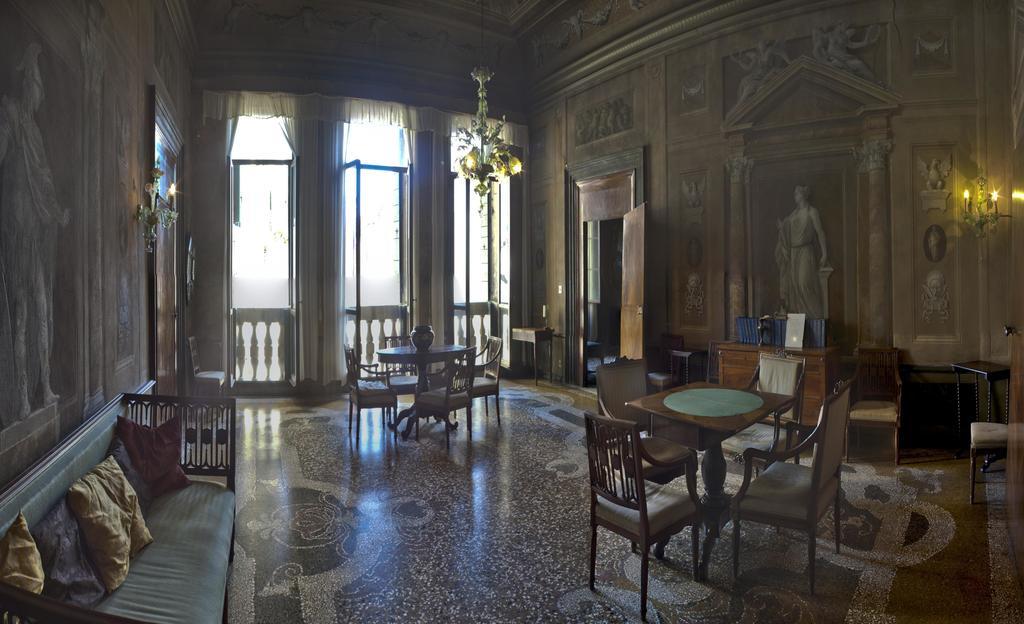 Vintage Venice Apartment Room photo